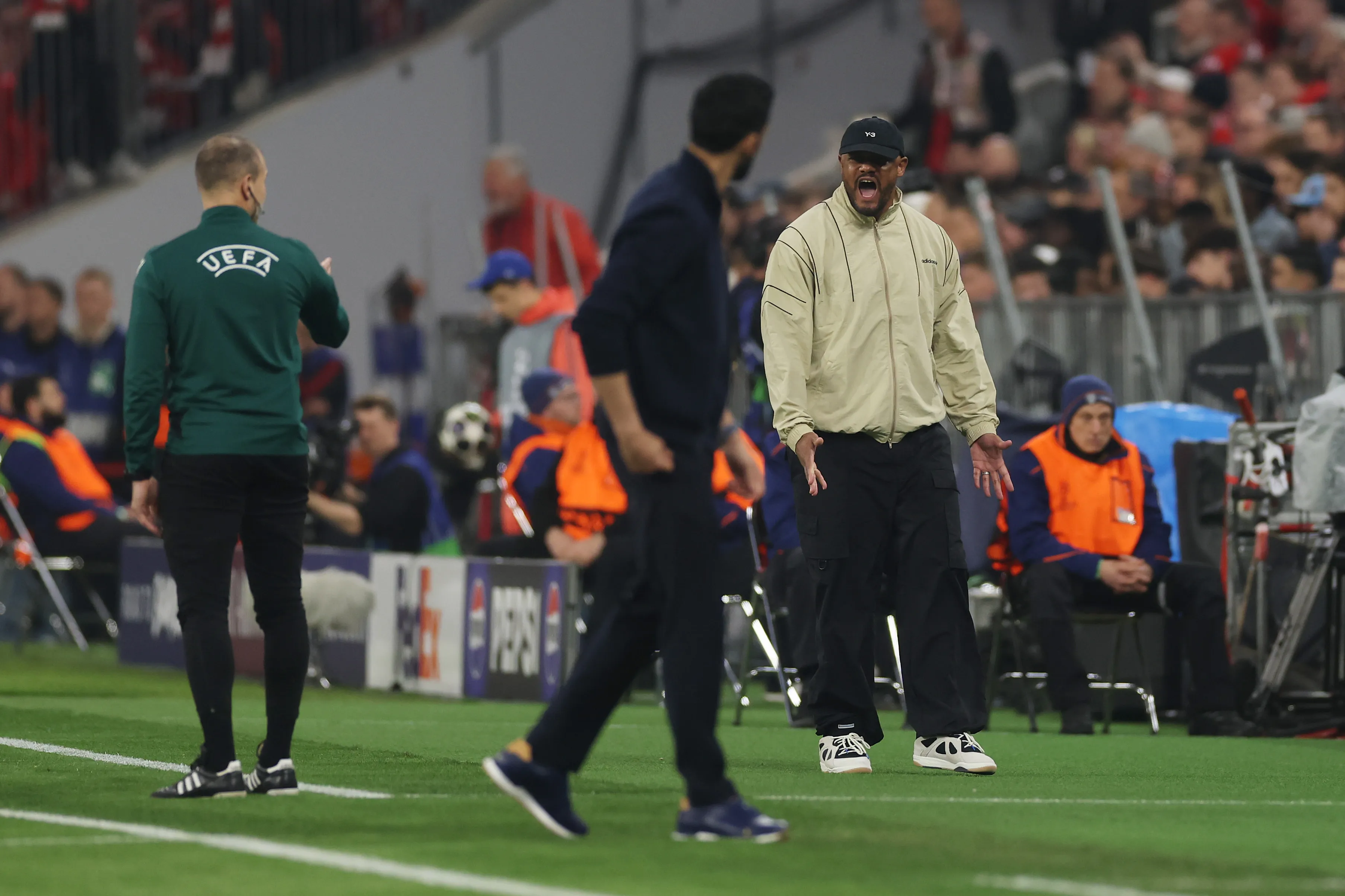 MUNICH, GERMANY – APRIL 15: Vincent Kompany, entrenador del FC Bayern Munich enla zona técnica contra el Real Madrid. (Photo by Lars Baron/Getty Images)