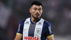 Alan Cantero jugando un partido con Alianza Lima.