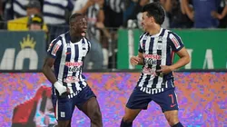 Luis Advíncula celebrando con Fernando Gaibor.