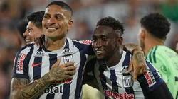 Paolo Guerrero y Eryc Castillo celebrando hoy ante Cusco FC.