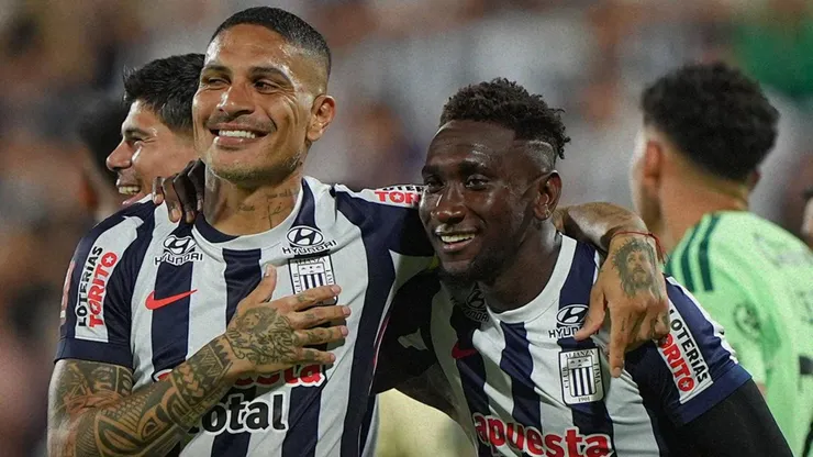 Paolo Guerrero y Eryc Castillo celebrando hoy ante Cusco FC.