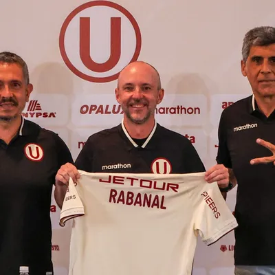 Hinchas de Universitario celebran la salida de Rabanal, pero ahora piden la de Álvaro Barco