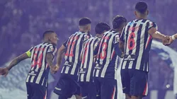 Jugadores de Alianza Lima saludando a los hinchas.