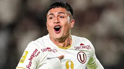 Jairo Concha festejando con la camiseta de Universitario.