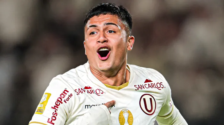 Jairo Concha festejando con la camiseta de Universitario.