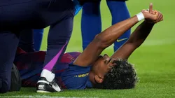 Lamine Yamal siendo atendido.