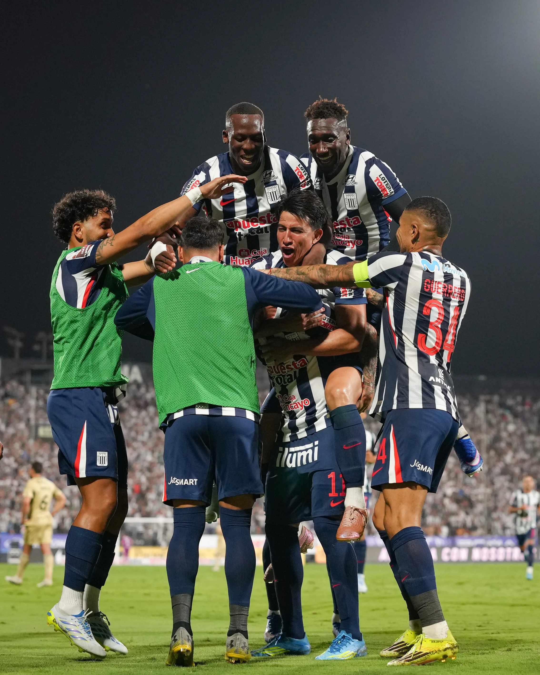 El plantel de Alianza Lima festejando un gol ante el cuadro de Cusco FC por la fecha 11 del Torneo Apertura 2026 de la Liga 1 de Perú.