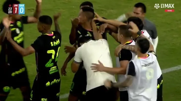 Jugadores de Universitario celebrando.