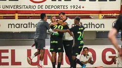 Jorge Araujo junto al plantel de Universitario