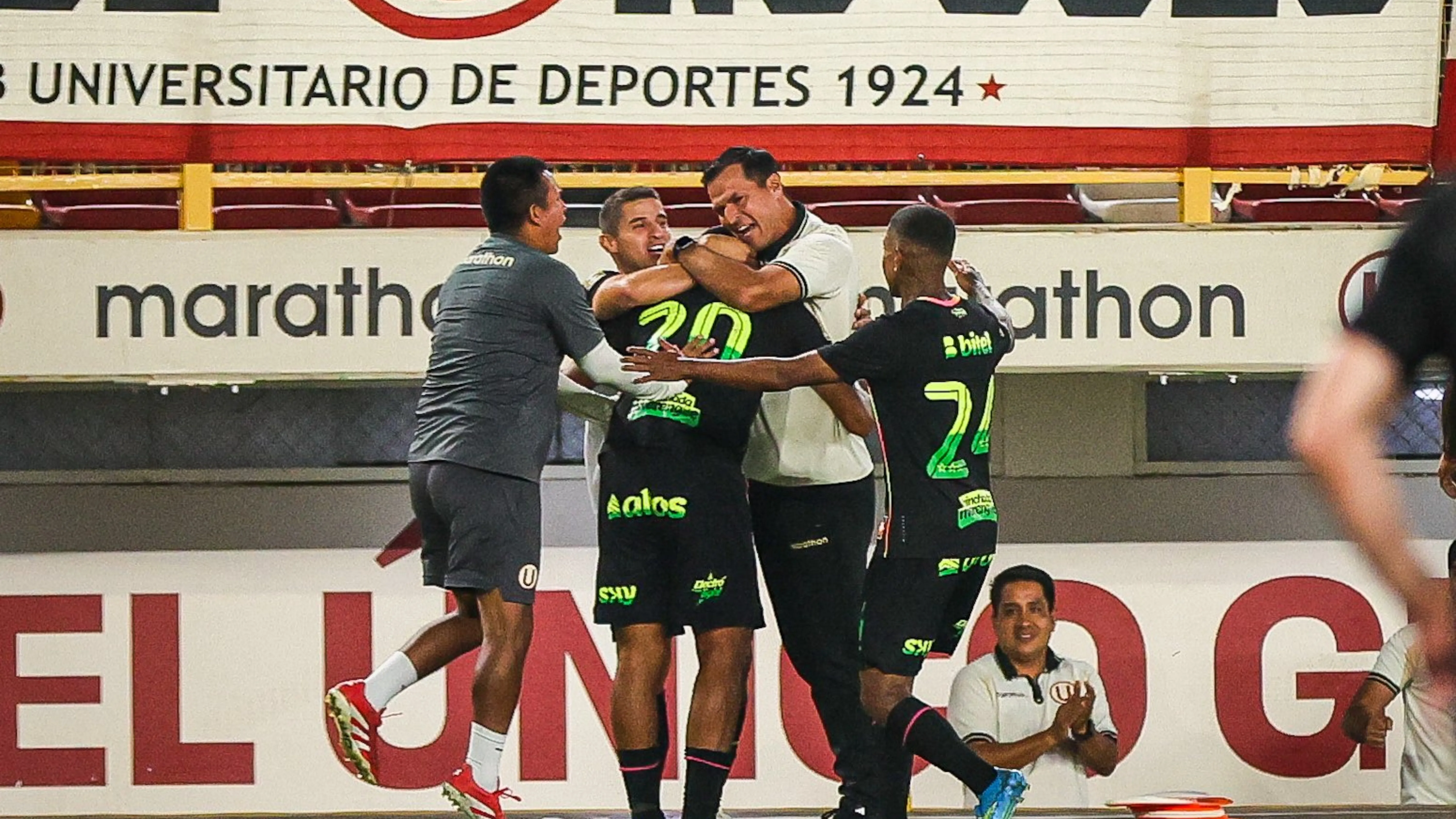 Jorge Araujo junto al plantel de Universitario