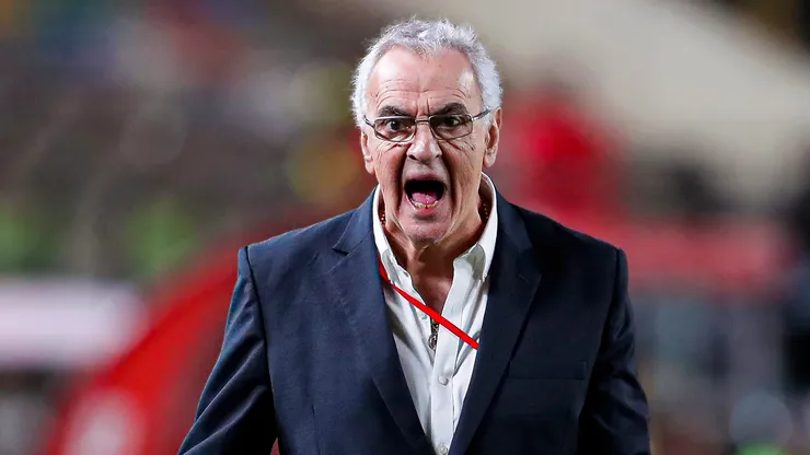Jorge Fossati dirigiendo un partido de la Selección Peruana.