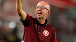 Javier Rabanal dirigiendo uno de los partidos de Universitario.