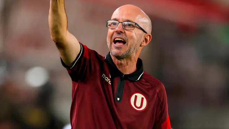 Javier Rabanal dirigiendo uno de los partidos de Universitario.