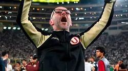 Javier Rabanal festejando el triunfo de Universitario ante Alianza Lima en el clásico peruano.