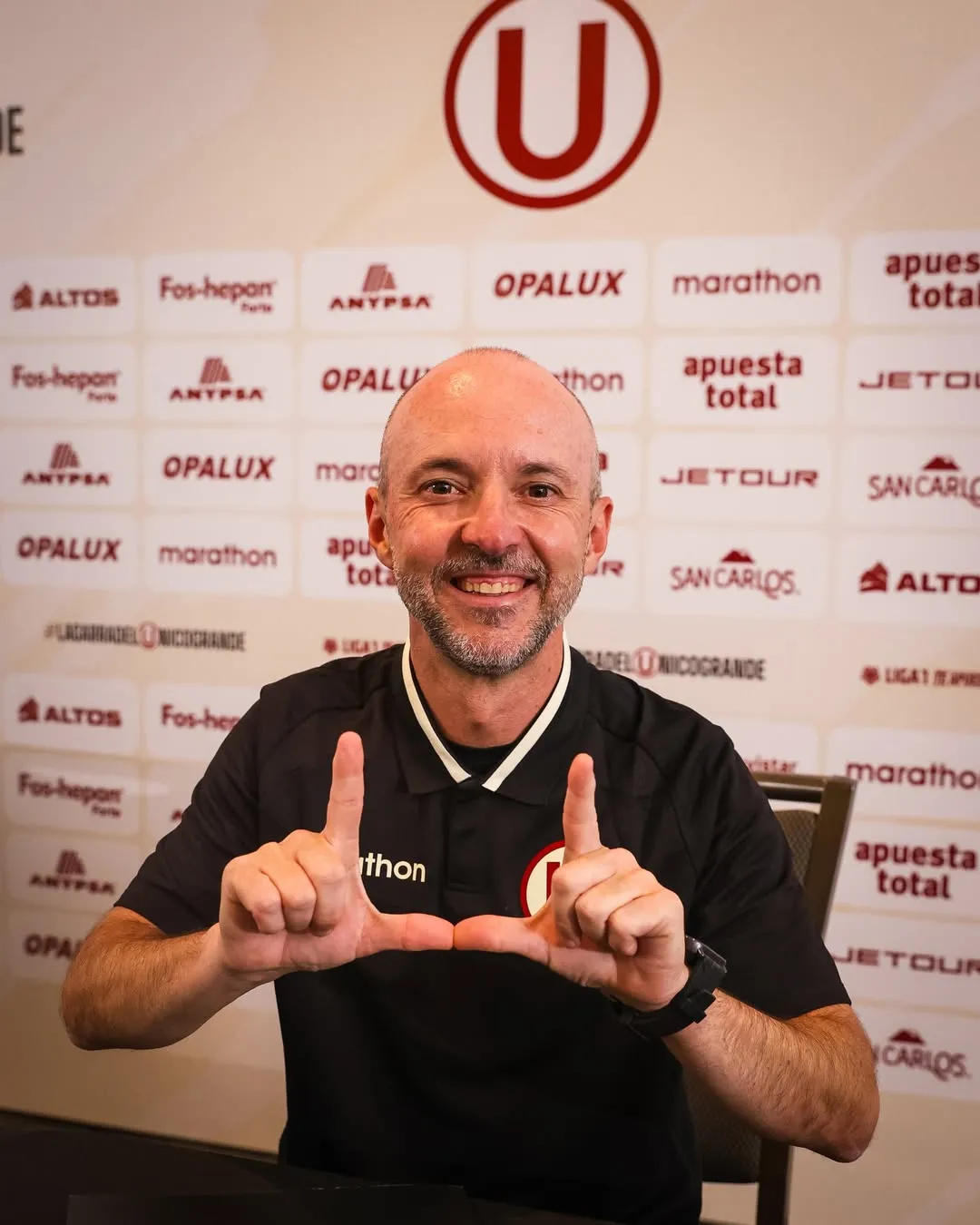 El técnico español Javier Rabanal cuando firmó por Universitario de Deportes. (Foto: Universitario)