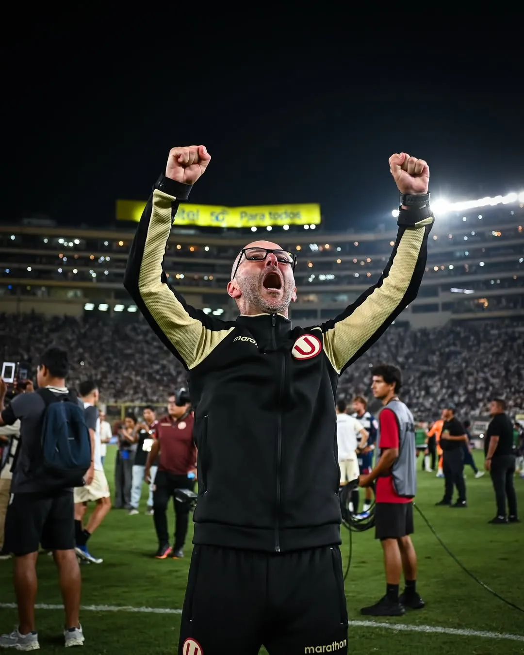 El técnico español Javier Rabanal festejando el triunfo de Universitario sobre Alianza Lima en el clásico peruano. (Foto: Universitario)