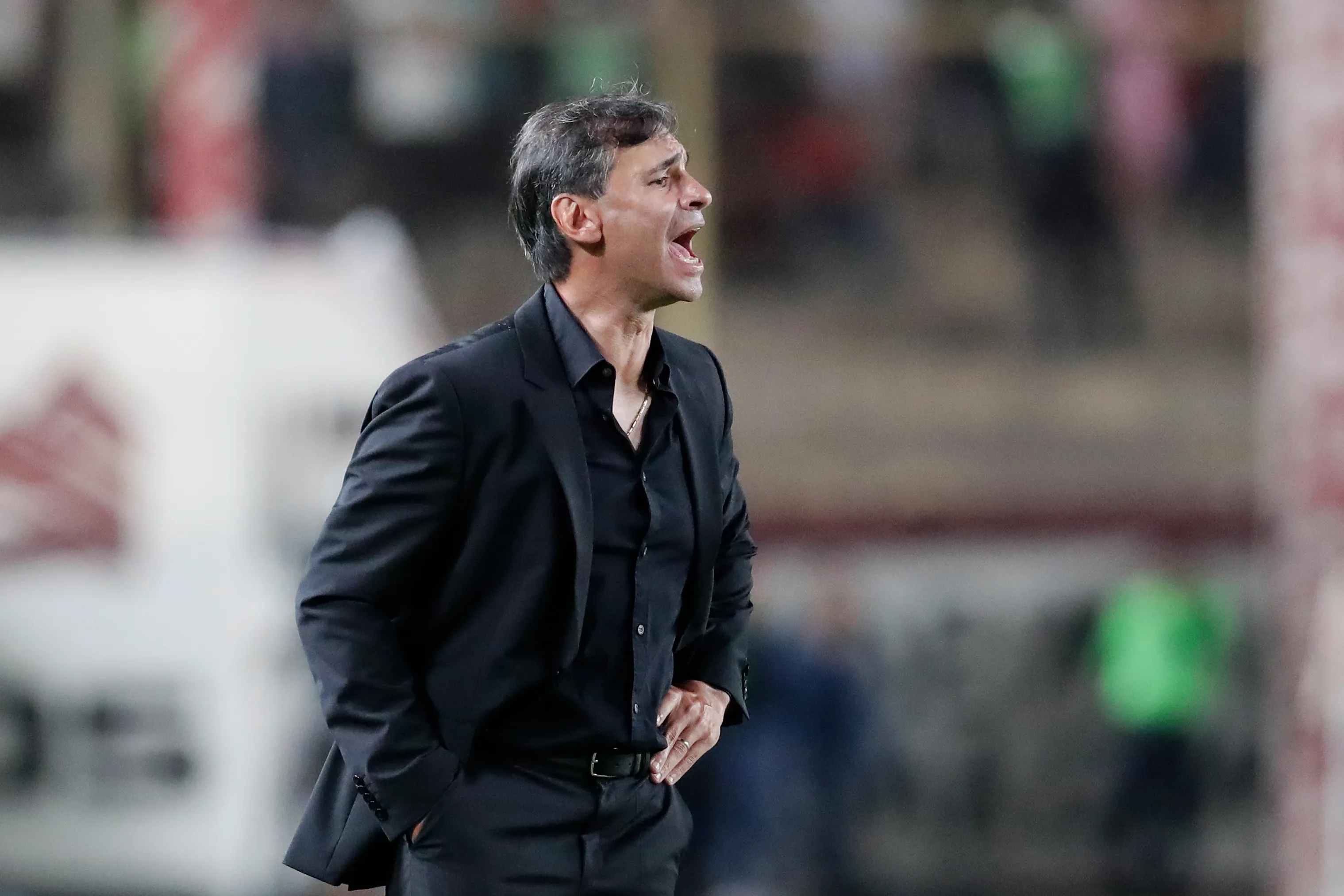 El técnico Fabián Bustos dirigiendo a Universitario en el estadio Monumental en un partido amistoso ante Inter Miami. (Foto: Getty Images)
