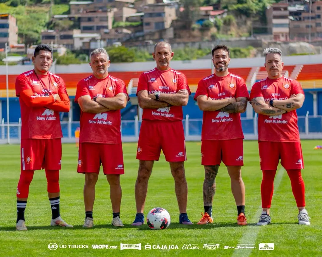 El técnico argentino Walter Paolella junto a su comando técnico en Los Chankas. (Foto: Instagram Los Chankas)