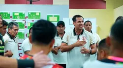 Jorge Araujo en charla con plantel de Universitario