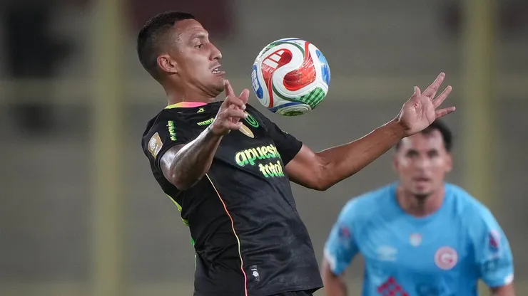 Álex Valera en la goleada 4-1 ante Deportivo Garcilaso.