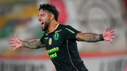 Caín Fara festejando su primer gol con la camiseta de Universitario en el estadio Monumental.
