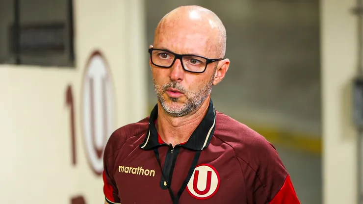 Javier Rabanal dirigiendo a Universitario en el Monumental ante Coquimbo Unido por la Copa Libertadores.