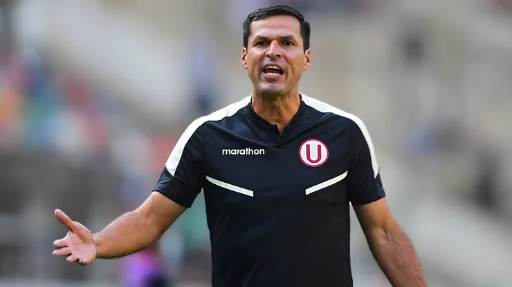'Coco' Araujo durante un entrenamiento de Universitario en el Monumental.