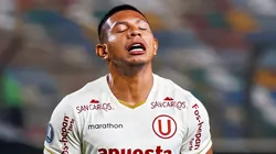 Edison Flores lamentándose durante un partido de Universitario en el estadio Monumental.