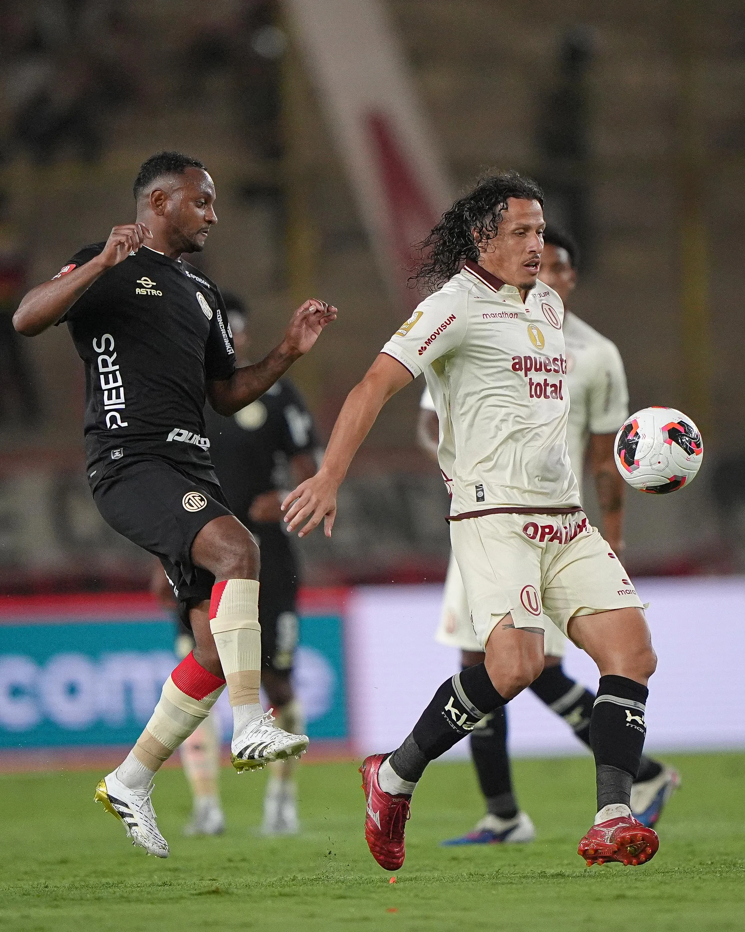 Universitario jugando ante UTC en el estadio Monumental por la fecha 7 del Torneo Apertura 2026 de la Liga 1 de Perú. (Foto: Liga 1)