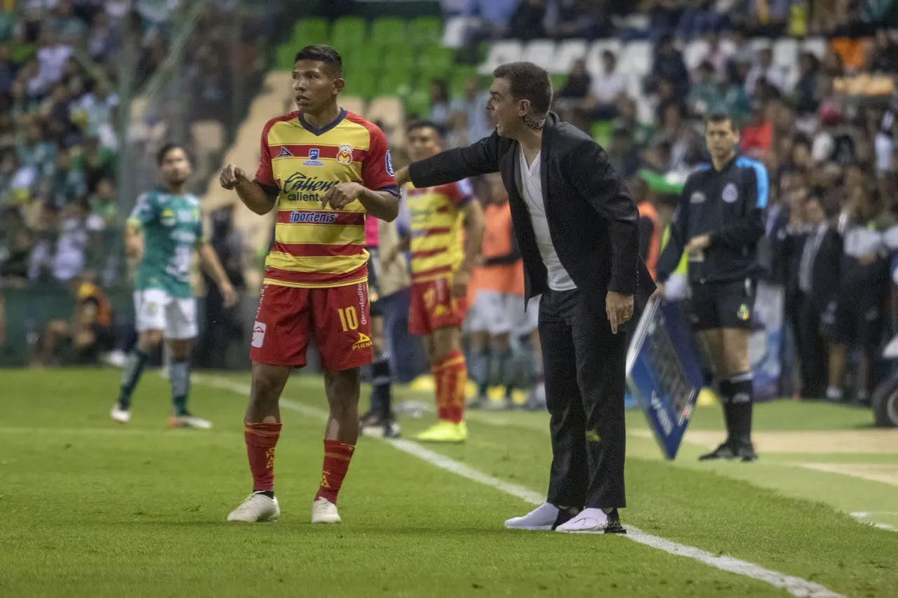 Pablo Guede y Edison Flores durante un partido de Monarcas Morelia. (Foto: X)