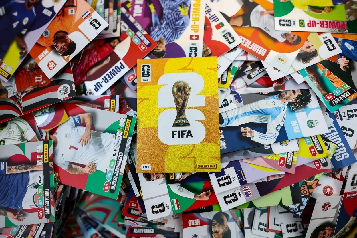 Álbum Panini Mundial 2026: los precios en Perú van desde el sobre con 7 figuritas por S/4.20, el álbum tapa blanda por S/9.90, álbum tapa dura por S/49.90 y el álbum tapa dura gold por S/99.90 y el paquetón de 104 sobre por S/420. (Foto: Getty Images)