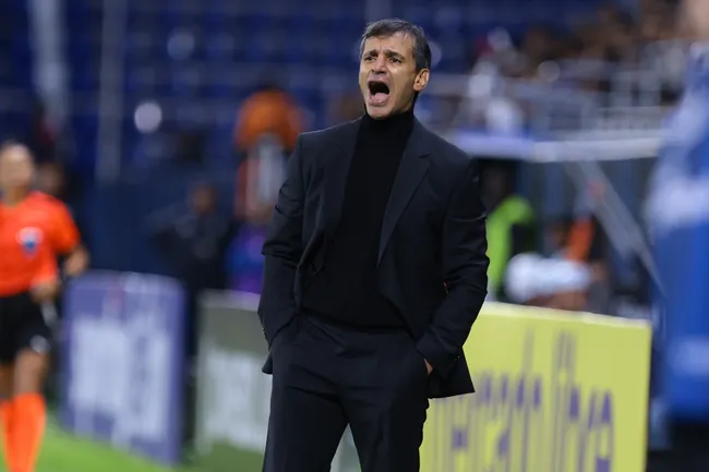 El técnico Fabián Bustos dando indicaciones durante el partido entre Universitario vs. Independiente del Valle por la Copa Libertadores. (Foto: Getty Images)