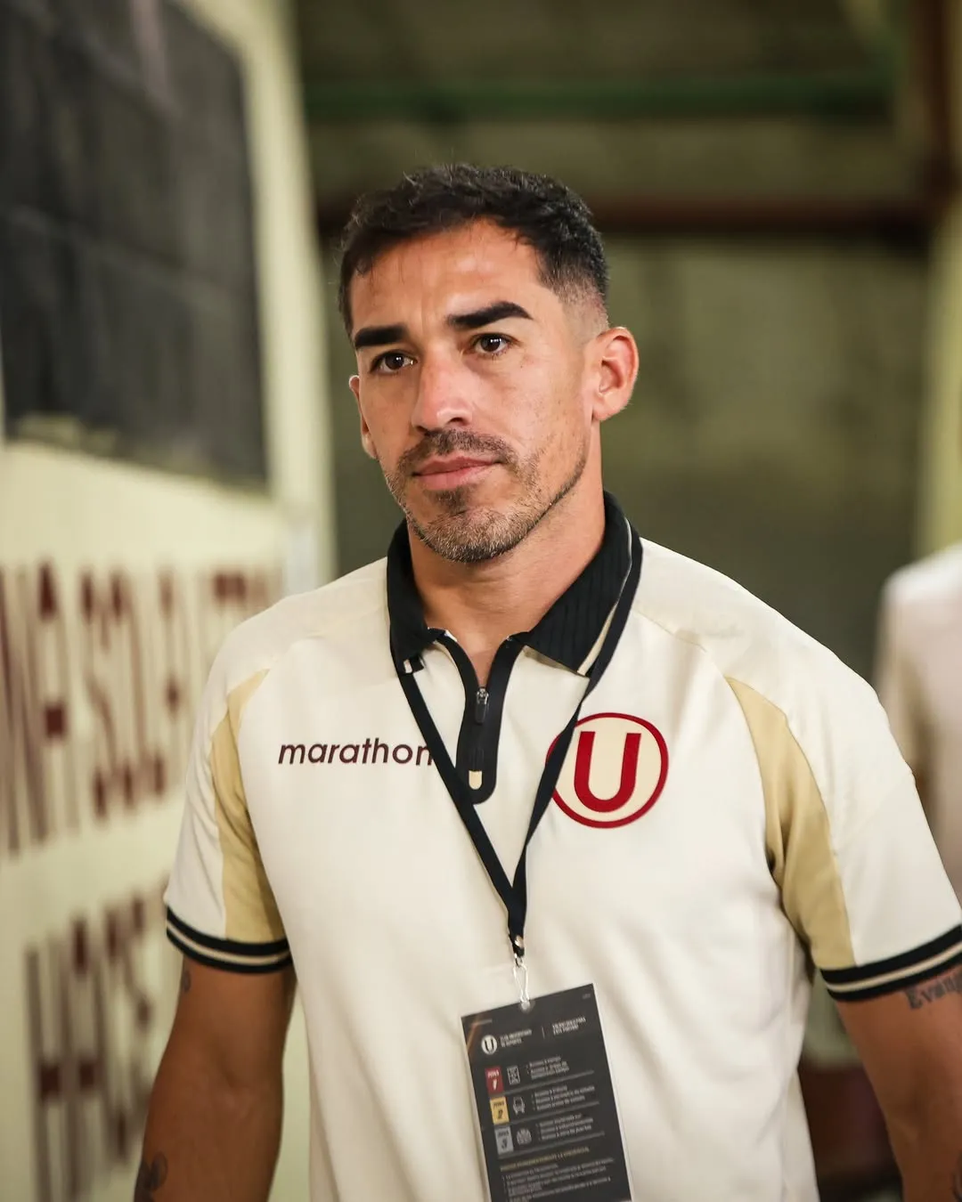 Lisandro Alzugaray con el rostro serio llegando al Monumental para el partido entre Universitario vs. Nacional por la fecha 3 del Grupo B de la Copa Libertadores 2026. (Foto: Universitario)
