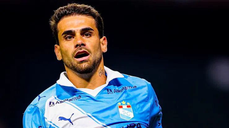 El delantero Felipe Vizeu jugando con Sporting Cristal.