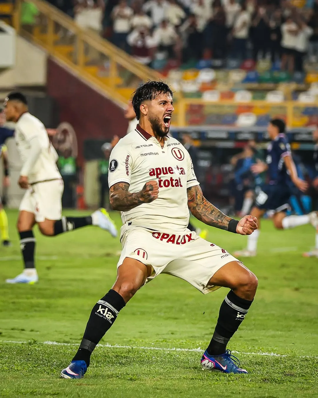 Caín Fara festejando el triunfo de Universitario ante Nacional por la fecha 3 del Grupo B de la Copa Libertadores. (Foto: Universitario)