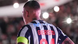 Paolo Guerrero con camiseta de Alianza Lima.
