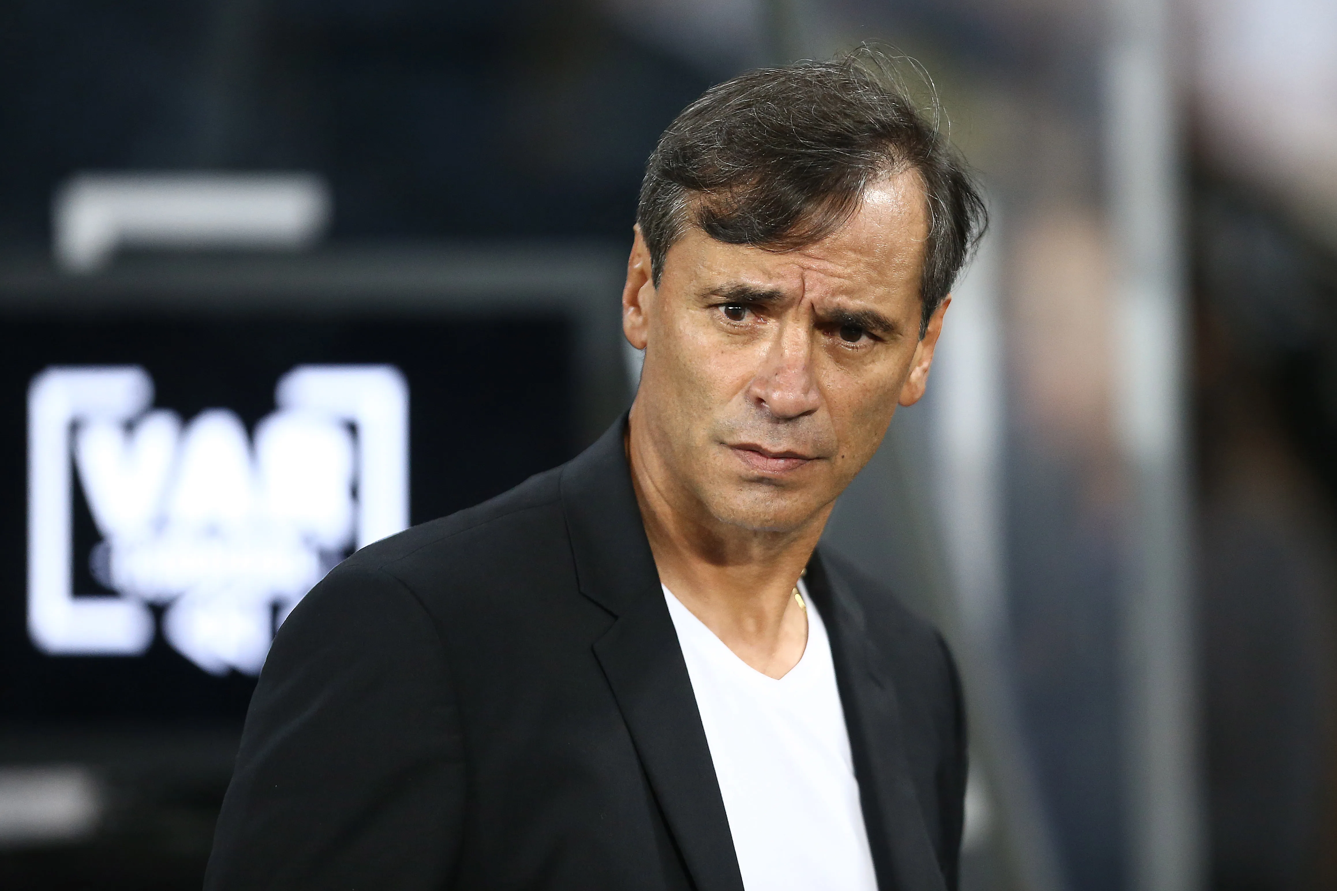 El técnico Fabián Bustos durante el partido entre Universitario vs. Botafogo por la Copa Libertadores 2024. (Foto: Getty Images)