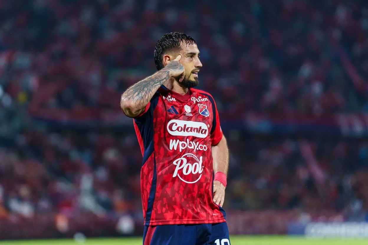 Francisco Fydriszewski anotando un gol con DIM en el Atanasio Girardot por el fútbol de Colombia. (Foto: Getty Images)