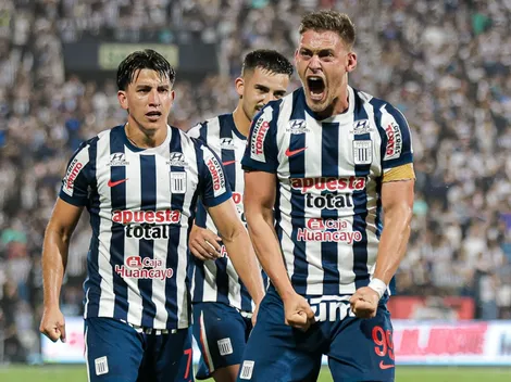 Pese a perder, jugador de CD Moquegua se rindió ante dos futbolistas de Alianza Lima
