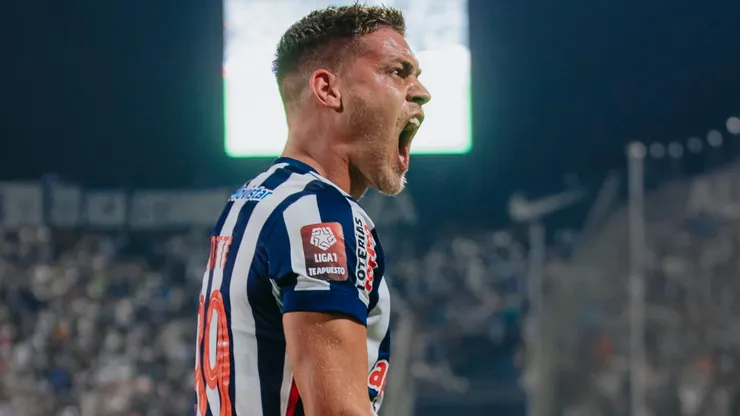 Federico Girotti celebrando.