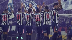 Jugadores de Alianza Lima saludando.