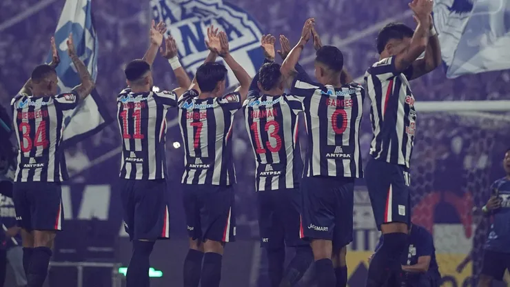 Jugadores de Alianza Lima saludando.