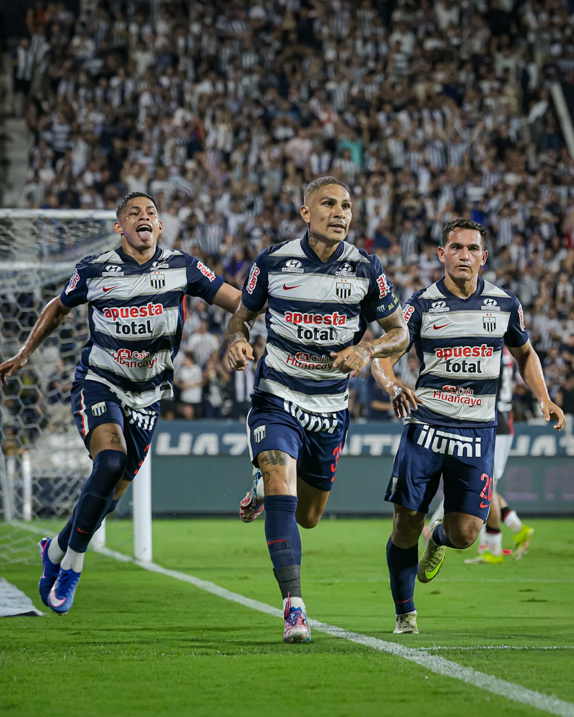 Kevin Quevedo, Paolo Guerrero y Jairo Vélez festejando un gol de Alianza Lima en Matute. (Foto: Liga 1)