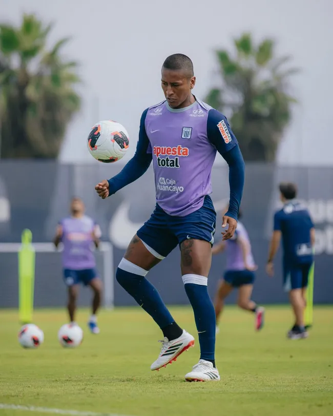 El volante peruano Pedro Aquino en una práctica de Alianza Lima. (Foto: Alianza Lima Prensa)