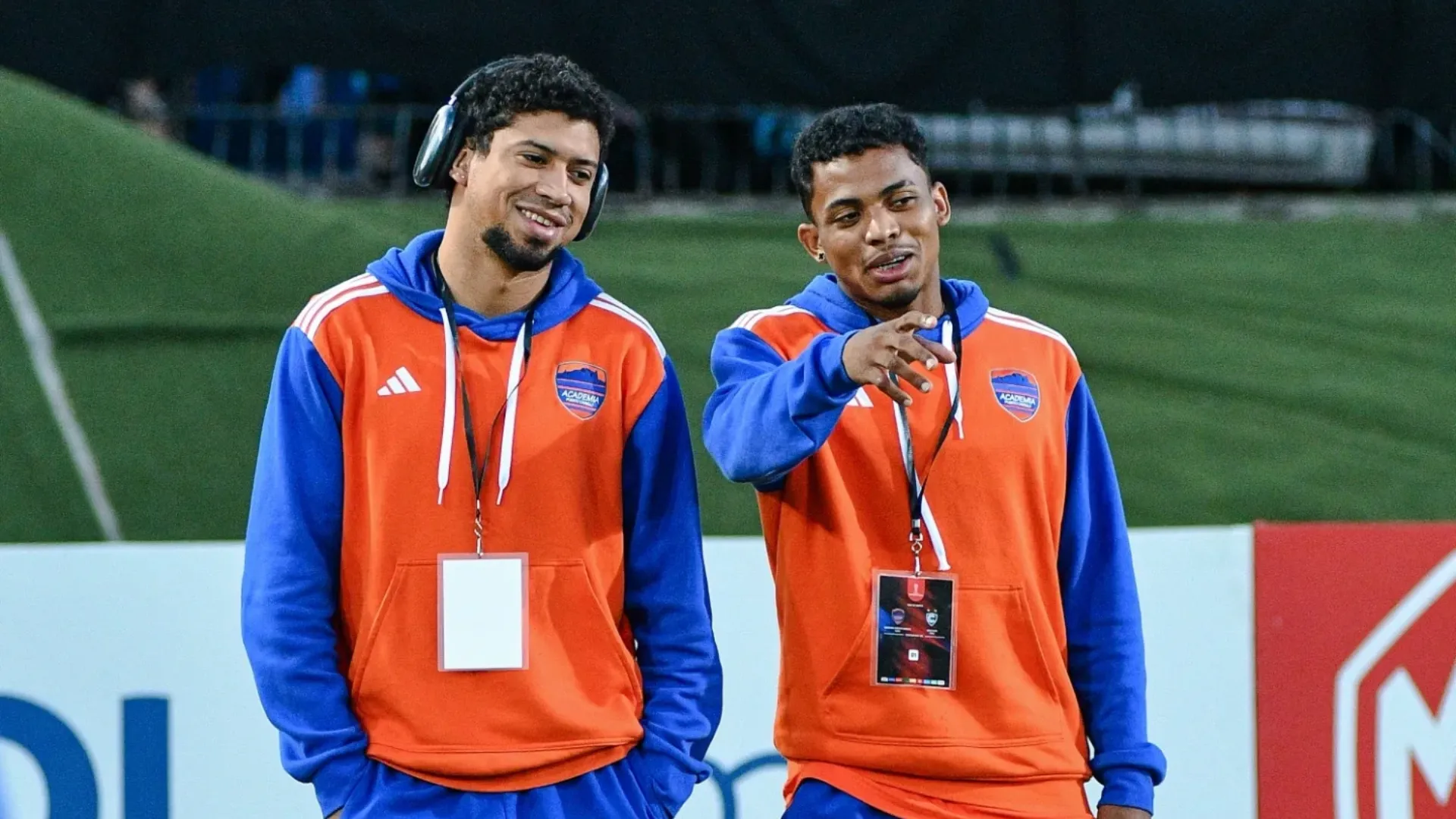 Los jugadores de Puerto Cabello, en el campo de juego (Instagram @la_academiapc).