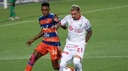 Academia Puerto Cabello y Cienciano pelean por la victoria.