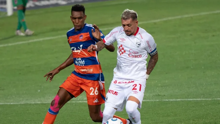 Academia Puerto Cabello y Cienciano pelean por la victoria.