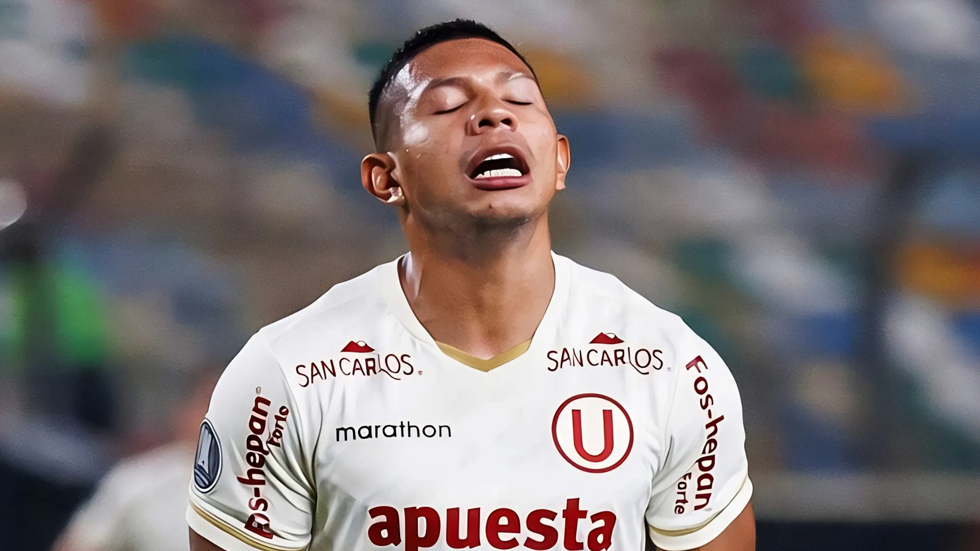 Edison Flores lamentándose una acción con Universitario en el Monumental.