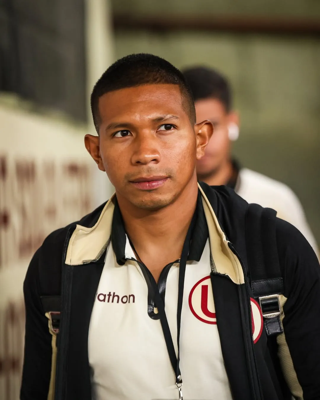 Edison Flores con la camiseta de Universitario llegando al Monumental para un partido de Copa Libertadores. (Foto: Universitario Prensa)