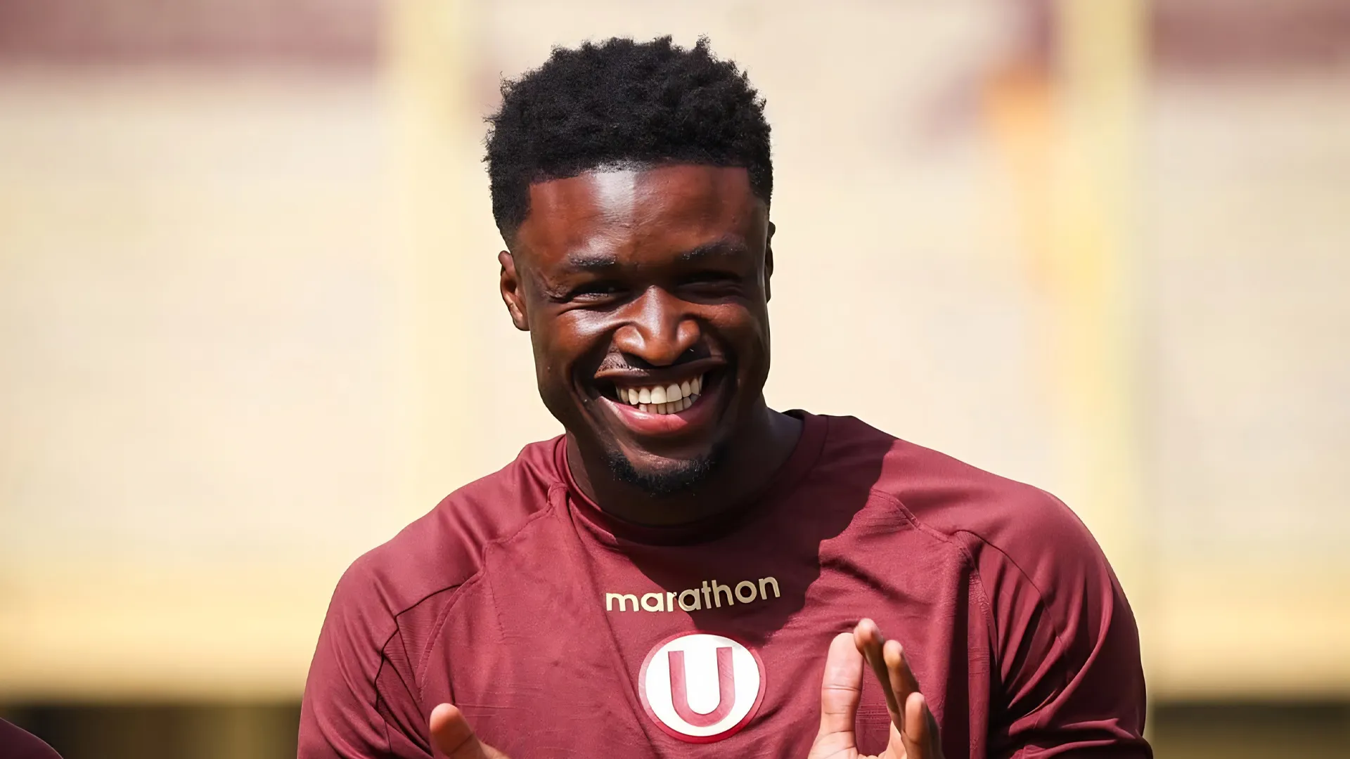 Sekou Gassama, delantero de Universitario, feliz tras cumplir 31 años.